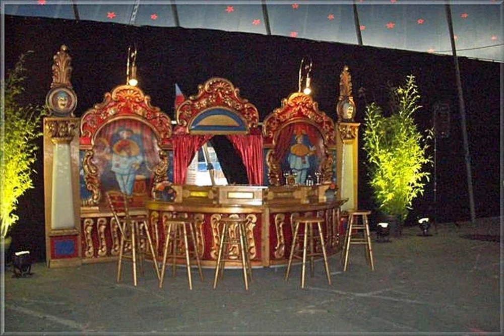 Zirkusfassade / Zirkuseingang