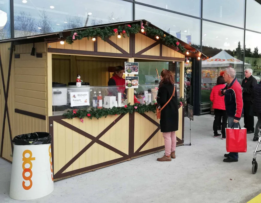 Glühwein und Punsch aus dem Holzchalet