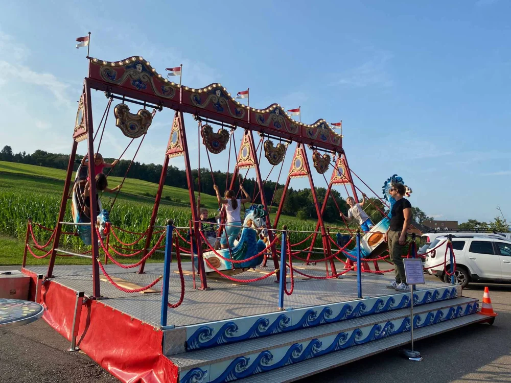 Nostalgische Seepferdchen Schiffschaukel mit Kindern